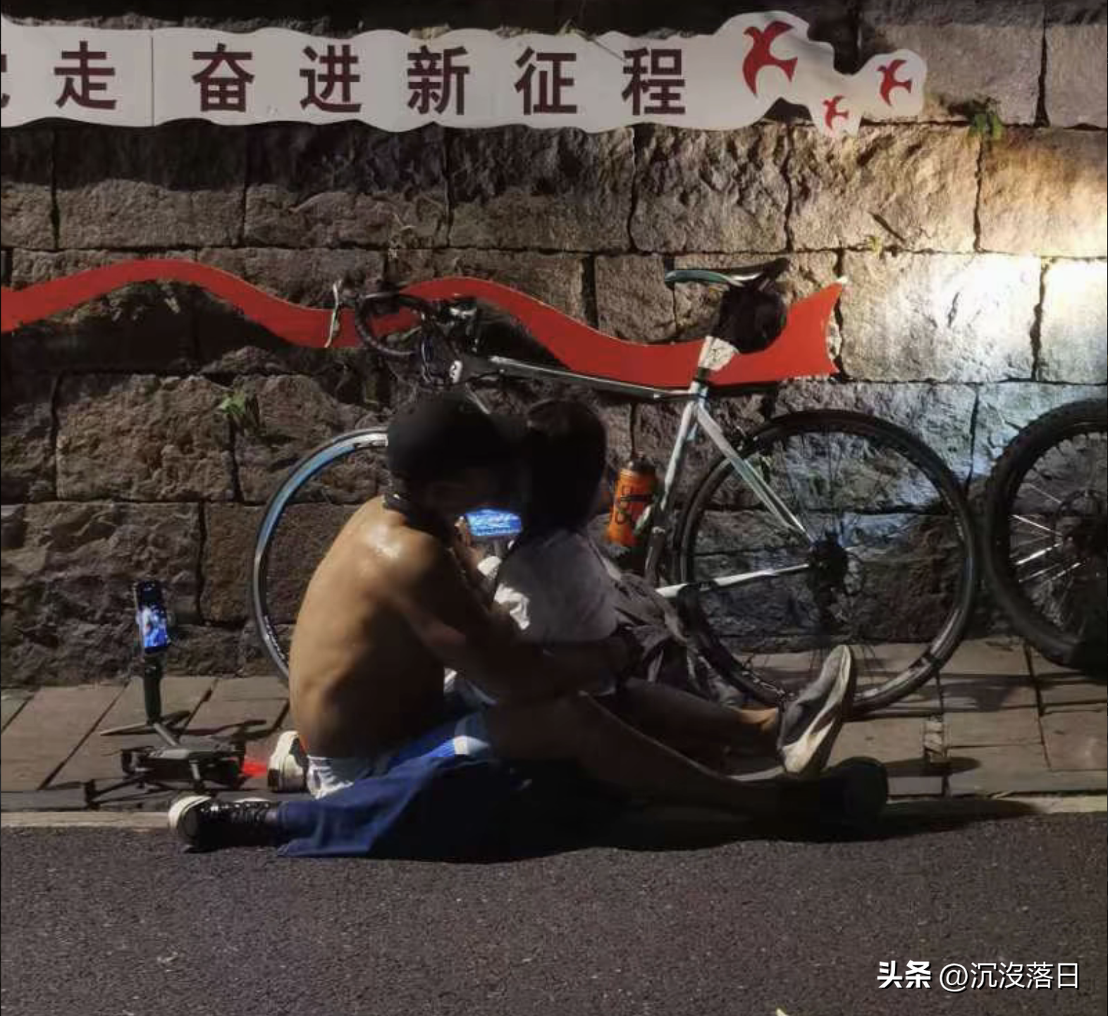 骑行圈大瓜连连！‌杭州男女路边不雅行为